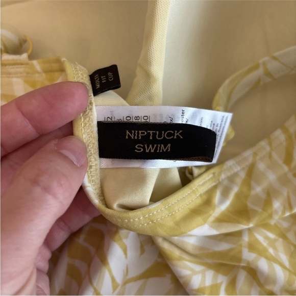 NWT Nip Tuck Women’s 1 Piece Swimsuit Size 8 Venetian Palms Bathing Suit Yellow - Picture 5 of 9
